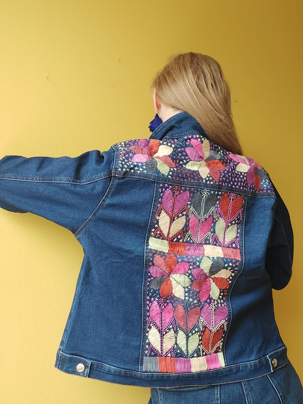 Jeansjacke mit Stickerei Kunsthandwerk mexiko mexikanisch, Blumen, Mais, Chiapas, Oaxaca, Mode, Bekleidung, Jacke, Handbestickt, Handarbeit, mexican fashion, handmade, embroideryJeansjacken Damen besonders mit Blumen bestickt, Jeansjacke bestickt florale Muster, mexikanische Jeansjacke Stickerei Blumen, Jeansjacke bestickt Boho, Jeansjacke Rücken bestickt, Jeansjacke oversize, bestickte Jeansjacke Damen, ausgefallene Jeansjacke, Blumenstickerei, dunkelblaue Denimjacke, handbestickt, Baumwolljacke