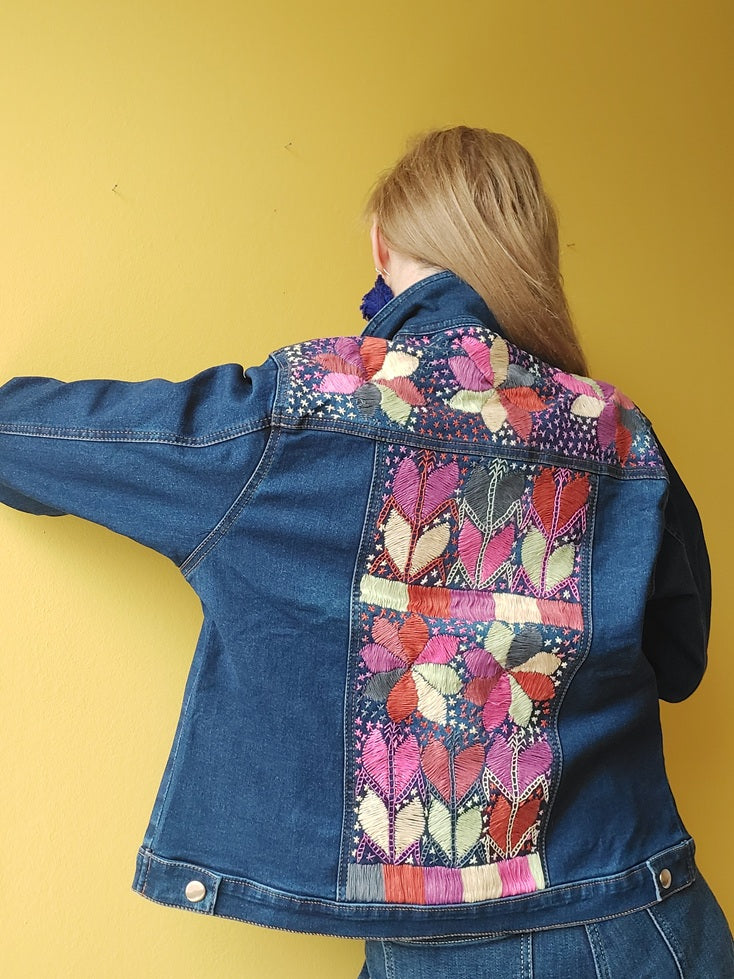 Jeansjacke mit Stickerei Kunsthandwerk mexiko mexikanisch, Blumen, Mais, Chiapas, Oaxaca, Mode, Bekleidung, Jacke, Handbestickt, Handarbeit, mexican fashion, handmade, embroideryJeansjacken Damen besonders mit Blumen bestickt, Jeansjacke bestickt florale Muster, mexikanische Jeansjacke Stickerei Blumen, Jeansjacke bestickt Boho, Jeansjacke Rücken bestickt, Jeansjacke oversize, bestickte Jeansjacke Damen, ausgefallene Jeansjacke, Blumenstickerei, dunkelblaue Denimjacke, handbestickt, Baumwolljacke