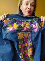 Jeansjacke mit Stickerei Kunsthandwerk mexiko mexikanisch, Blumen, Mais, Chiapas, Oaxaca, Mode, Bekleidung, Jacke, Handbestickt, Handarbeit, mexican fashion, handmade, embroideryJeansjacken Damen besonders mit Blumen bestickt, Jeansjacke bestickt florale Muster, mexikanische Jeansjacke Stickerei Blumen, Jeansjacke bestickt Boho, Jeansjacke Rücken bestickt, Jeansjacke oversize, bestickte Jeansjacke Damen, ausgefallene Jeansjacke, Blumenstickerei, dunkelblaue Denimjacke, handbestickt, Baumwolljacke