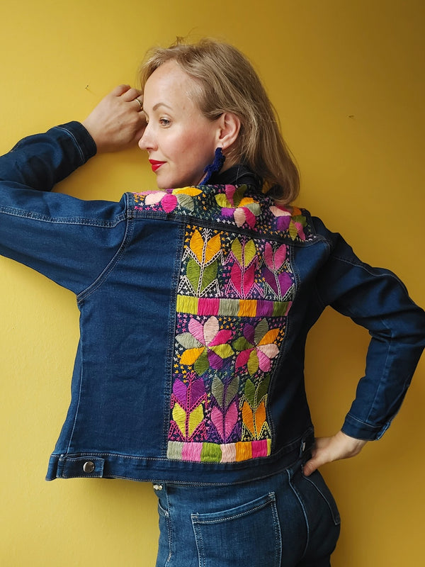 Jeansjacke mit Stickerei Kunsthandwerk mexiko mexikanisch, Blumen, Mais, Chiapas, Oaxaca, Mode, Bekleidung, Jacke, Handbestickt, Handarbeit, mexican fashion, handmade, embroideryJeansjacken Damen besonders mit Blumen bestickt, Jeansjacke bestickt florale Muster, mexikanische Jeansjacke Stickerei Blumen, Jeansjacke bestickt Boho, Jeansjacke Rücken bestickt, Jeansjacke oversize, bestickte Jeansjacke Damen, ausgefallene Jeansjacke, Blumenstickerei, dunkelblaue Denimjacke, handbestickt, Baumwolljacke