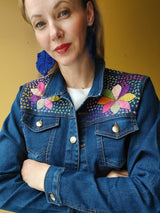 Jeansjacke mit Stickerei Kunsthandwerk mexiko mexikanisch, Blumen, Mais, Chiapas, Oaxaca, Mode, Bekleidung, Jacke, Handbestickt, Handarbeit, mexican fashion, handmade, embroideryJeansjacken Damen besonders mit Blumen bestickt, Jeansjacke bestickt florale Muster, mexikanische Jeansjacke Stickerei Blumen, Jeansjacke bestickt Boho, Jeansjacke Rücken bestickt, pink, grün Jeansjacke oversize, bestickte Jeansjacke Damen, ausgefallene Jeansjacke, Blumenstickerei, dunkelblaue Denimjacke, handbestickt, Baumwolljacke