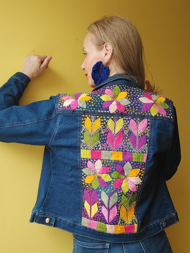 Jeansjacke mit Stickerei Kunsthandwerk mexiko mexikanisch, Blumen, Mais, Chiapas, Oaxaca, Mode, Bekleidung, Jacke, Handbestickt, Handarbeit, mexican fashion, handmade, embroideryJeansjacken Damen besonders mit Blumen bestickt, Jeansjacke bestickt florale Muster, mexikanische Jeansjacke Stickerei Blumen, Jeansjacke bestickt Boho, Jeansjacke Rücken bestickt, Jeansjacke oversize, bestickte Jeansjacke Damen, ausgefallene Jeansjacke, Blumenstickerei, dunkelblaue Denimjacke, handbestickt, Baumwolljacke