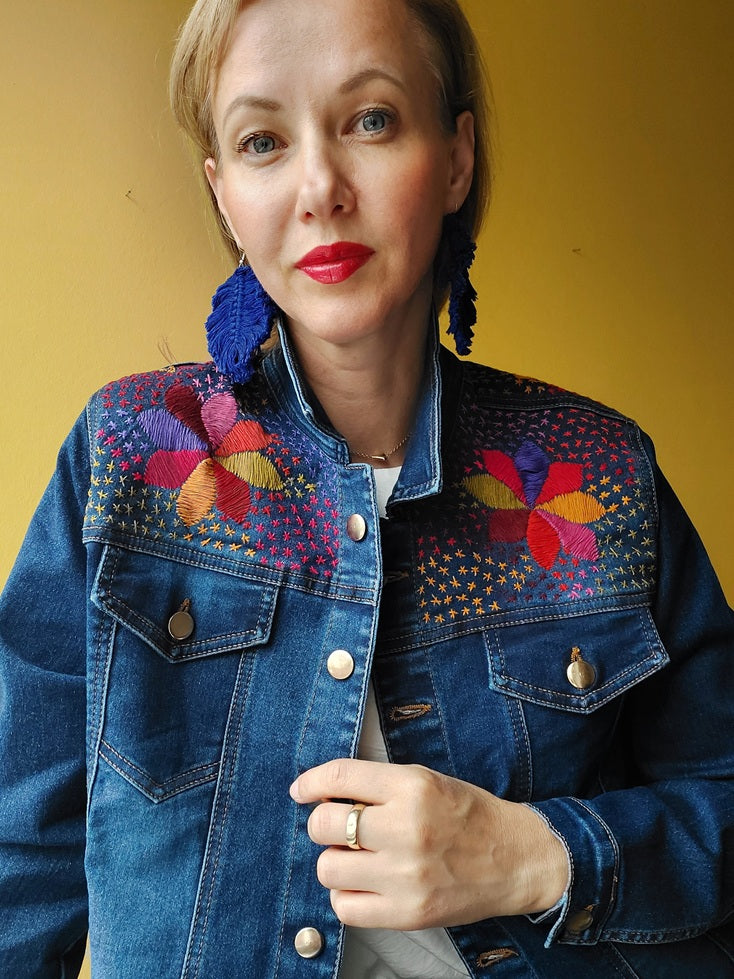 Jeansjacke mit Stickerei Kunsthandwerk mexiko mexikanisch, Blumen, Mais, Chiapas, Oaxaca, Mode, Bekleidung, Jacke, Handbestickt, Handarbeit, mexican fashion, handmade, embroideryJeansjacken Damen besonders mit Blumen bestickt, Jeansjacke bestickt florale Muster, mexikanische Jeansjacke Stickerei Blumen, Jeansjacke bestickt Boho, Jeansjacke Rücken bestickt, Jeansjacke oversize, bestickte Jeansjacke Damen, ausgefallene Jeansjacke, Blumenstickerei, dunkelblaue Denimjacke, handbestickt, Baumwolljacke