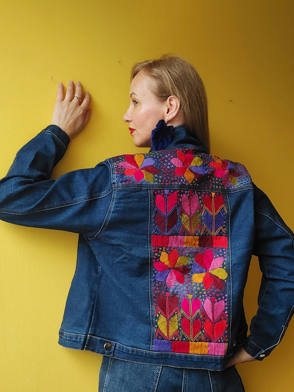 Jeansjacke mit Stickerei Kunsthandwerk mexiko mexikanisch, Blumen, Mais, Chiapas, Oaxaca, Mode, Bekleidung, Jacke, Handbestickt, Handarbeit, mexican fashion, handmade, embroideryJeansjacken Damen besonders mit Blumen bestickt, Jeansjacke bestickt florale Muster, mexikanische Jeansjacke Stickerei Blumen, Jeansjacke bestickt Boho, Jeansjacke Rücken bestickt, Jeansjacke oversize, bestickte Jeansjacke Damen, ausgefallene Jeansjacke, Blumenstickerei, dunkelblaue Denimjacke, handbestickt, Baumwolljacke