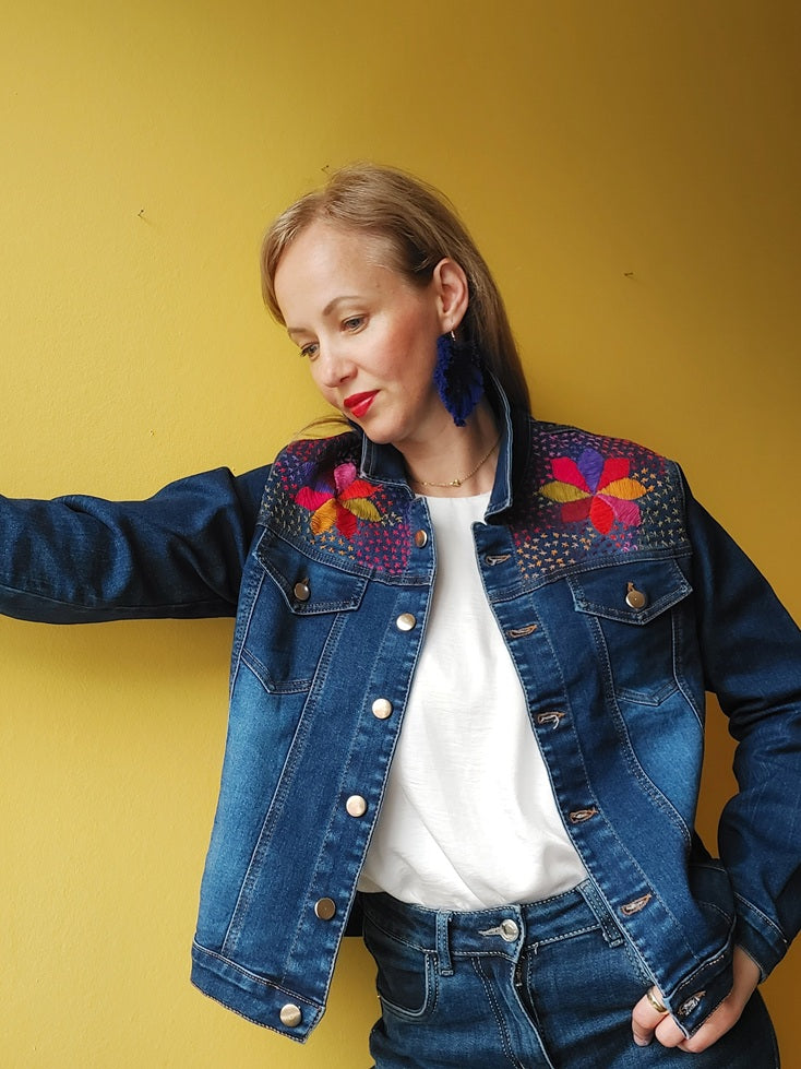 Jeansjacke mit Stickerei Kunsthandwerk mexiko mexikanisch, Blumen, Mais, Chiapas, Oaxaca, Mode, Bekleidung, Jacke, Handbestickt, Handarbeit, mexican fashion, handmade, embroideryJeansjacken Damen besonders mit Blumen bestickt, Jeansjacke bestickt florale Muster, mexikanische Jeansjacke Stickerei Blumen, Jeansjacke bestickt Boho, Jeansjacke Rücken bestickt, Jeansjacke oversize, bestickte Jeansjacke Damen, ausgefallene Jeansjacke, Blumenstickerei, dunkelblaue Denimjacke, handbestickt, Baumwolljacke