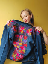 Jeansjacke mit Stickerei Kunsthandwerk mexiko mexikanisch, Blumen, Mais, Chiapas, Oaxaca, Mode, Bekleidung, Jacke, Handbestickt, Handarbeit, mexican fashion, handmade, embroideryJeansjacken Damen besonders mit Blumen bestickt, Jeansjacke bestickt florale Muster, mexikanische Jeansjacke Stickerei Blumen, Jeansjacke bestickt Boho, Jeansjacke Rücken bestickt, Jeansjacke oversize, bestickte Jeansjacke Damen, ausgefallene Jeansjacke, Blumenstickerei, dunkelblaue Denimjacke, handbestickt, Baumwolljacke