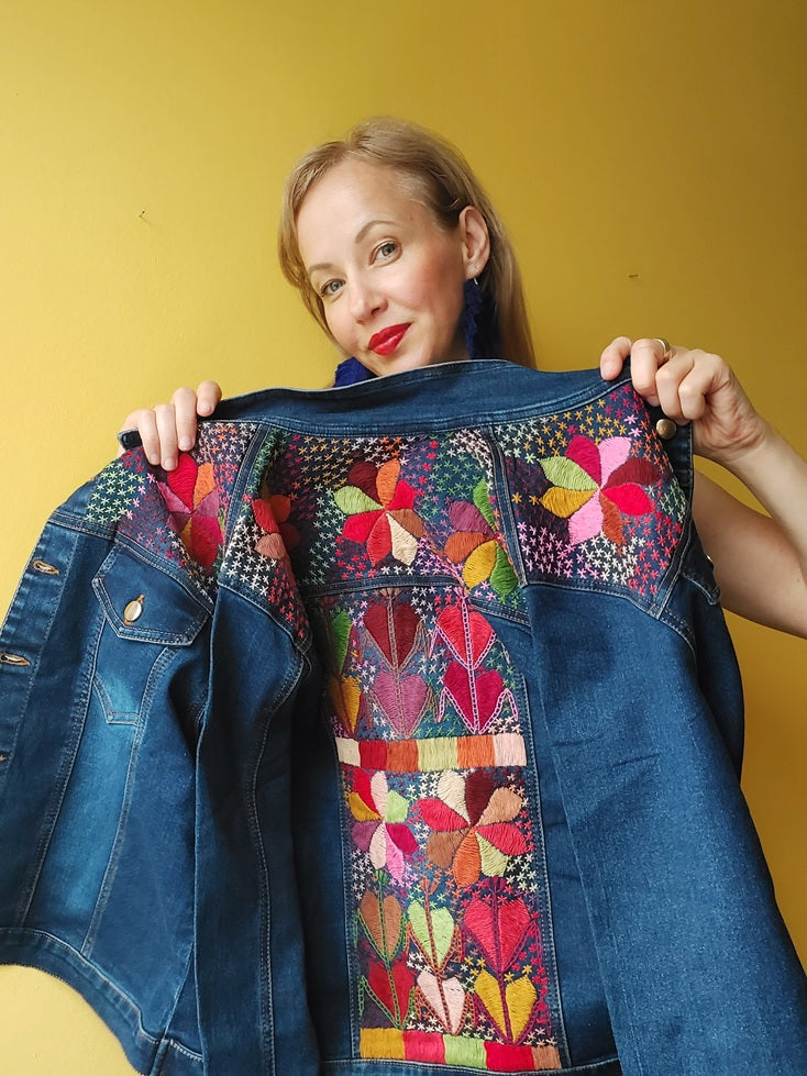 Jeansjacke mit Stickerei Kunsthandwerk mexiko mexikanisch, Blumen, Mais, Chiapas, Oaxaca, Mode, Bekleidung, Jacke, Handbestickt, Handarbeit, mexican fashion, handmade, embroideryJeansjacken Damen besonders mit Blumen bestickt, Jeansjacke bestickt florale Muster, mexikanische Jeansjacke Stickerei Blumen, Jeansjacke bestickt Boho, Jeansjacke Rücken bestickt, Jeansjacke oversize, bestickte Jeansjacke Damen, ausgefallene Jeansjacke, Blumenstickerei, dunkelblaue Denimjacke, handbestickt, Baumwolljacke