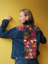 Jeansjacke mit Stickerei Kunsthandwerk mexiko mexikanisch, Blumen, Mais, Chiapas, Oaxaca, Mode, Bekleidung, Jacke, Handbestickt, Handarbeit, mexican fashion, handmade, embroideryJeansjacken Damen besonders mit Blumen bestickt, Jeansjacke bestickt florale Muster, mexikanische Jeansjacke Stickerei Blumen, Jeansjacke bestickt Boho, Jeansjacke Rücken bestickt, Jeansjacke oversize, bestickte Jeansjacke Damen, ausgefallene Jeansjacke, Blumenstickerei, dunkelblaue Denimjacke, handbestickt, Baumwolljacke