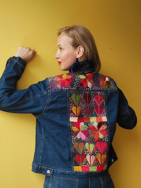 Jeansjacke mit Stickerei Kunsthandwerk mexiko mexikanisch, Blumen, Mais, Chiapas, Oaxaca, Mode, Bekleidung, Jacke, Handbestickt, Handarbeit, mexican fashion, handmade, embroideryJeansjacken Damen besonders mit Blumen bestickt, Jeansjacke bestickt florale Muster, mexikanische Jeansjacke Stickerei Blumen, Jeansjacke bestickt Boho, Jeansjacke Rücken bestickt, Jeansjacke oversize, bestickte Jeansjacke Damen, ausgefallene Jeansjacke, Blumenstickerei, dunkelblaue Denimjacke, handbestickt, Baumwolljacke
