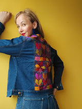 Jeansjacke mit Stickerei Kunsthandwerk mexiko mexikanisch, Blumen, Mais, Chiapas, Oaxaca, Mode, Bekleidung, Jacke, Handbestickt, Handarbeit, mexican fashion, handmade, embroideryJeansjacken Damen besonders mit Blumen bestickt, Jeansjacke bestickt florale Muster, mexikanische Jeansjacke Stickerei Blumen, Jeansjacke bestickt Boho, Jeansjacke Rücken bestickt, Jeansjacke oversize, bestickte Jeansjacke Damen, ausgefallene Jeansjacke, Blumenstickerei, dunkelblaue Denimjacke, handbestickt, Baumwolljacke