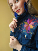 Jeansjacke mit Stickerei Kunsthandwerk mexiko mexikanisch, Blumen, Mais, Chiapas, Oaxaca, Mode, Bekleidung, Jacke, Handbestickt, Handarbeit, mexican fashion, handmade, embroideryJeansjacken Damen besonders mit Blumen bestickt, Jeansjacke bestickt florale Muster, mexikanische Jeansjacke Stickerei Blumen, Jeansjacke bestickt Boho, Jeansjacke Rücken bestickt, Jeansjacke oversize, bestickte Jeansjacke Damen, ausgefallene Jeansjacke, Blumenstickerei, dunkelblaue Denimjacke, handbestickt, Baumwolljacke