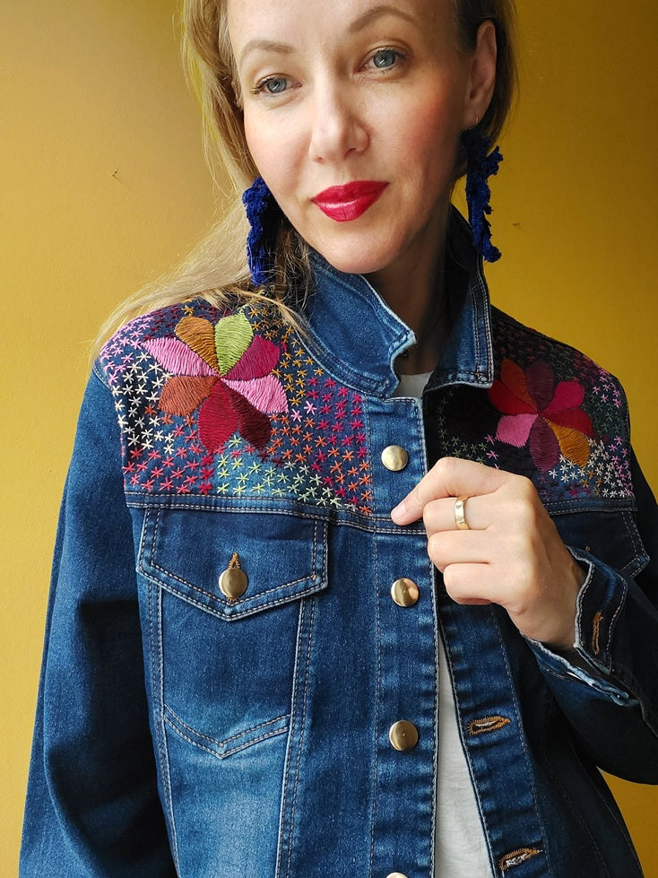 Jeansjacke mit Stickerei Kunsthandwerk mexiko mexikanisch, Blumen, Mais, Chiapas, Oaxaca, Mode, Bekleidung, Jacke, Handbestickt, Handarbeit, mexican fashion, handmade, embroideryJeansjacken Damen besonders mit Blumen bestickt, Jeansjacke bestickt florale Muster, mexikanische Jeansjacke Stickerei Blumen, Jeansjacke bestickt Boho, Jeansjacke Rücken bestickt, Jeansjacke oversize, bestickte Jeansjacke Damen, ausgefallene Jeansjacke, Blumenstickerei, dunkelblaue Denimjacke, handbestickt, Baumwolljacke