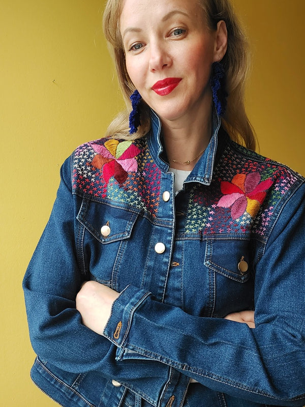 Jeansjacke mit Stickerei Kunsthandwerk mexiko mexikanisch, Blumen, Mais, Chiapas, Oaxaca, Mode, Bekleidung, Jacke, Handbestickt, Handarbeit, mexican fashion, handmade, embroideryJeansjacken Damen besonders mit Blumen bestickt, Jeansjacke bestickt florale Muster, mexikanische Jeansjacke Stickerei Blumen, Jeansjacke bestickt Boho, Jeansjacke Rücken bestickt, Jeansjacke oversize, bestickte Jeansjacke Damen, ausgefallene Jeansjacke, Blumenstickerei, dunkelblaue Denimjacke, handbestickt, Baumwolljacke