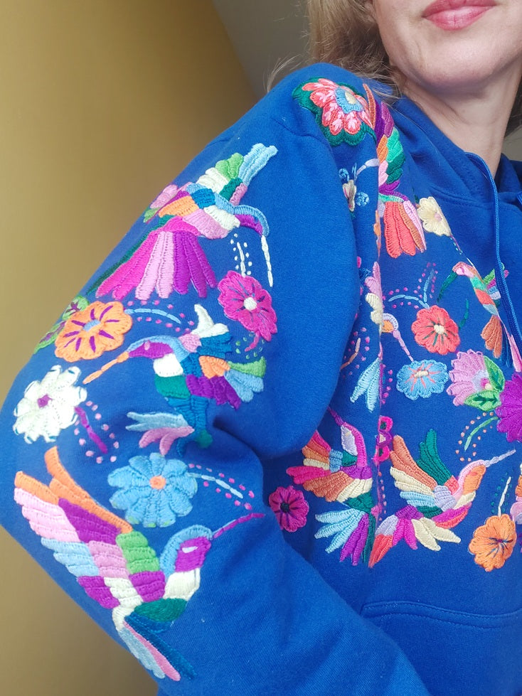 Pullover mit Kaputze blau bestickt mit Blumen Kolibri Größe 38, 40, Hoodie blau mit Blumenstickerei aus Mexiko, Hoodie mexikanisch, Sweatshirt mit Blumenstickerei, Wandern, Segeln, Relax, Yoga, Bergsteigen, Skifahren, Meditation, Mandala, Chill Outfit, Outdoor, vintage, hippie, weich, spirituell, Zen, BLumenmuster, Blumen pullover, übergroßer Hoodie, Ästhetischer, Outfit inspo, Geschenkidee für Mama, Frau, flower power, Vogel, feelgood, Exotisch, Tiere, romantisch, exotisch, Statement, Frida Kahlo Stil