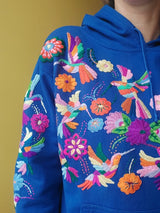 Pullover mit Kaputze blau bestickt mit Blumen Kolibri Größe 38, 40, Hoodie blau mit Blumenstickerei aus Mexiko, Hoodie mexikanisch, Sweatshirt mit Blumenstickerei, Wandern, Segeln, Relax, Yoga, Bergsteigen, Skifahren, Meditation, Mandala, Chill Outfit, Outdoor, vintage, hippie, weich, spirituell, Zen, BLumenmuster, Blumen pullover, übergroßer Hoodie, Ästhetischer, Outfit inspo, Geschenkidee für Mama, Frau, flower power, Vogel, feelgood, Exotisch, Tiere, romantisch, exotisch, Statement, Frida Kahlo Stil
