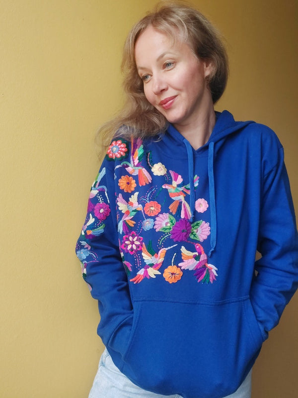 Pullover mit Kaputze blau bestickt mit Blumen Kolibri Größe 38, 40, Hoodie blau mit Blumenstickerei aus Mexiko, Hoodie mexikanisch, Sweatshirt mit Blumenstickerei, Wandern, Segeln, Relax, Yoga, Bergsteigen, Skifahren, Meditation, Mandala, Chill Outfit, Outdoor, vintage, hippie, weich, spirituell, Zen, BLumenmuster, Blumen pullover, übergroßer Hoodie, Ästhetischer, Outfit inspo, Geschenkidee für Mama, Frau, flower power, Vogel, feelgood, Exotisch, Tiere, romantisch, exotisch, Statement, Frida Kahlo Stil