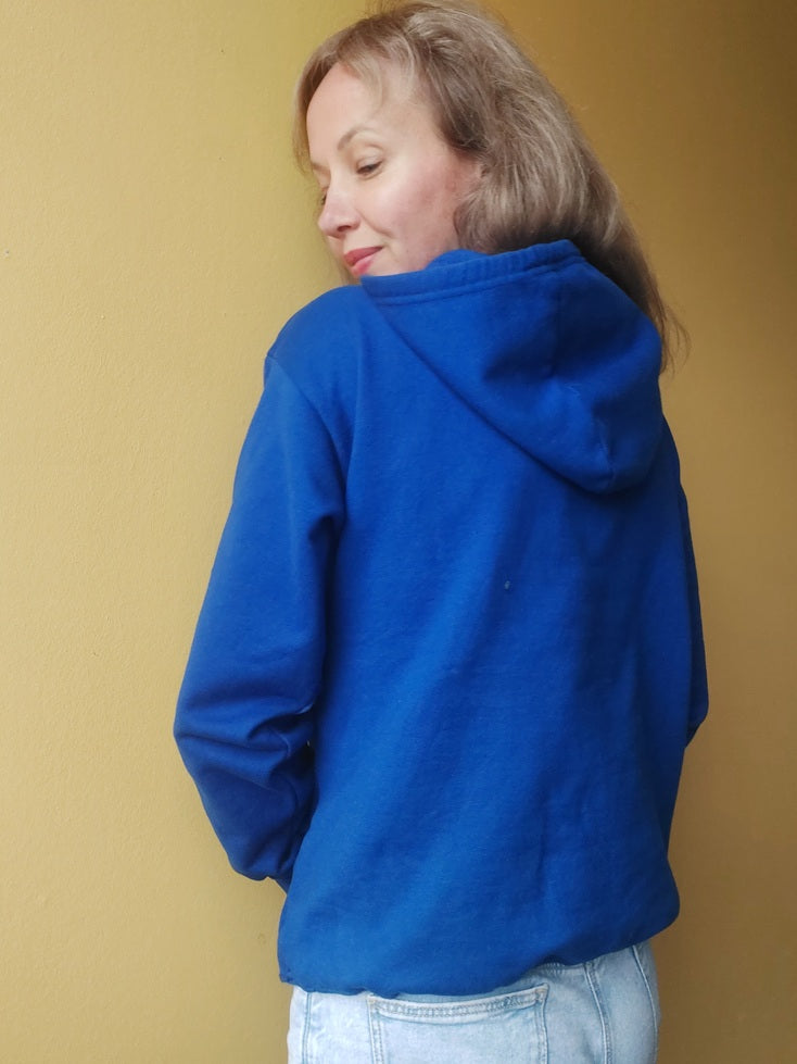 Pullover mit Kaputze blau bestickt mit Blumen Kolibri Größe 38, 40, Hoodie blau mit Blumenstickerei aus Mexiko, Hoodie mexikanisch, Sweatshirt mit Blumenstickerei, Wandern, Segeln, Relax, Yoga, Bergsteigen, Skifahren, Meditation, Mandala, Chill Outfit, Outdoor, vintage, hippie, weich, spirituell, Zen, BLumenmuster, Blumen pullover, übergroßer Hoodie, Ästhetischer, Outfit inspo, Geschenkidee für Mama, Frau, flower power, Vogel, feelgood, Exotisch, Tiere, romantisch, exotisch, Statement, Frida Kahlo Stil