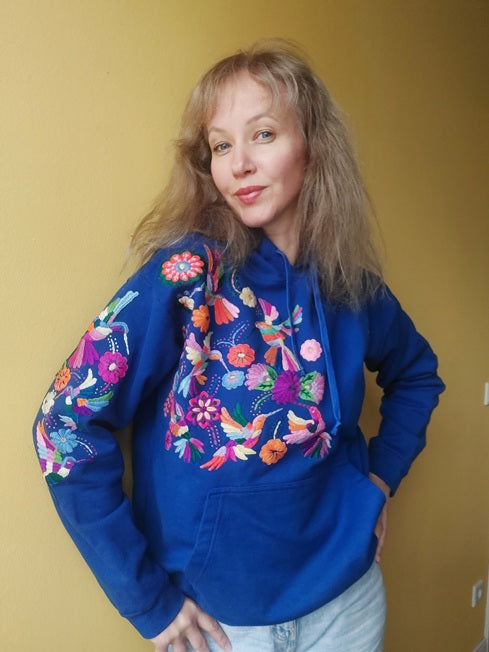 Pullover mit Kaputze blau bestickt mit Blumen Kolibri Größe 38, 40, Hoodie blau mit Blumenstickerei aus Mexiko, Hoodie mexikanisch, Sweatshirt mit Blumenstickerei, Wandern, Segeln, Relax, Yoga, Bergsteigen, Skifahren, Meditation, Mandala, Chill Outfit, Outdoor, vintage, hippie, weich, spirituell, Zen, BLumenmuster, Blumen pullover, übergroßer Hoodie, Ästhetischer, Outfit inspo, Geschenkidee für Mama, Frau, flower power, Vogel, feelgood, Exotisch, Tiere, romantisch, exotisch, Statement, Frida Kahlo Stil