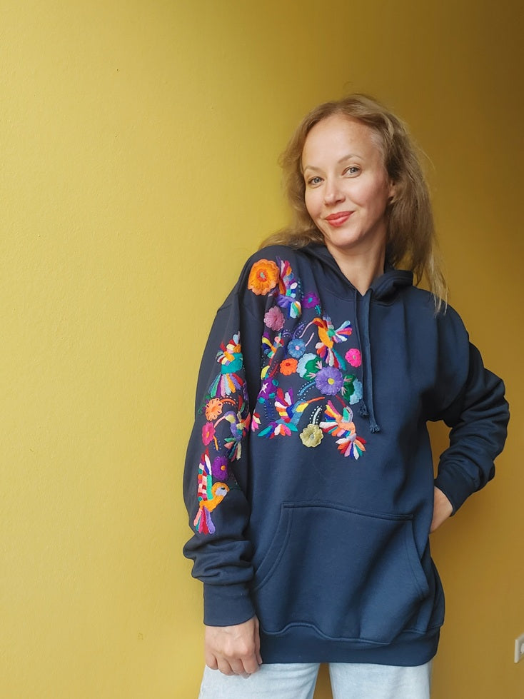 Kaputzenpullover blau-grau bestickt mit Blumen Kolibri Größe 38, 40/42, Hoodie mit Blumenstickerei aus Mexiko, mexikanisch, Sweatshirt mit Tasche, Wandern, Segeln, Relax, Yoga, Bergsteigen, Skifahren, Meditation, Mandala, Chill Outfit, Outdoor, vintage, hippie, weich, spirituell, Zen, BLumenmuster, Blumen pullover, übergroßer Hoodie, Ästhetischer, Outfit inspo, Geschenkidee für Mama, Frau, flower power, Vogel, feelgood, Exotisch, Tiere, romantisch, exotisch, Statement, Frida Kahlo Stil
