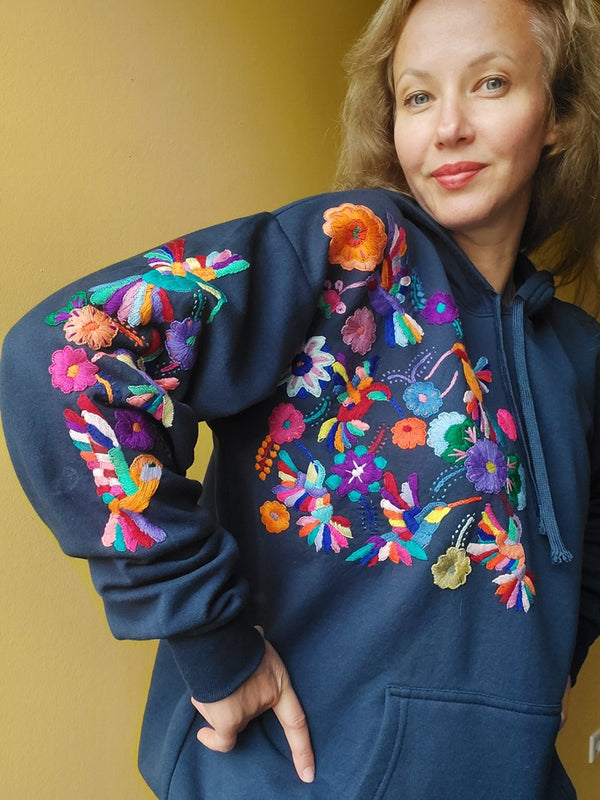 Kaputzenpullover blau-grau bestickt mit Blumen Kolibri Größe 38, 40/42, Hoodie mit Blumenstickerei aus Mexiko, mexikanisch, Sweatshirt mit Tasche, Wandern, Segeln, Relax, Yoga, Bergsteigen, Skifahren, Meditation, Mandala, Chill Outfit, Outdoor, vintage, hippie, weich, spirituell, Zen, BLumenmuster, Blumen pullover, übergroßer Hoodie, Ästhetischer, Outfit inspo, Geschenkidee für Mama, Frau, flower power, Vogel, feelgood, Exotisch, Tiere, romantisch, exotisch, Statement, Frida Kahlo Stil