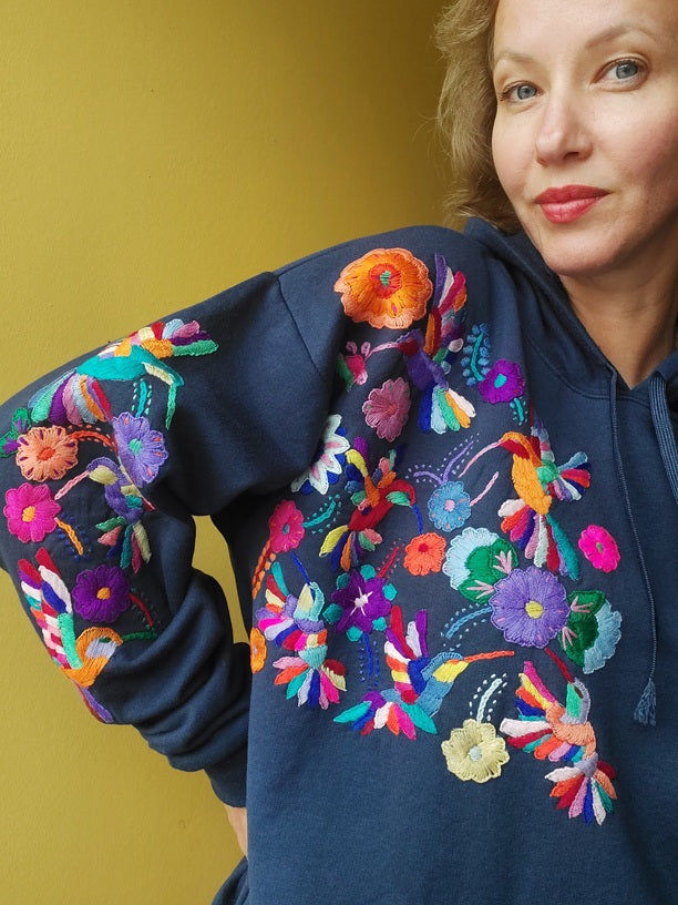 Kaputzenpullover blau-grau bestickt mit Blumen Kolibri Größe 38, 40/42, Hoodie mit Blumenstickerei aus Mexiko, mexikanisch, Sweatshirt mit Tasche, Wandern, Segeln, Relax, Yoga, Bergsteigen, Skifahren, Meditation, Mandala, Chill Outfit, Outdoor, vintage, hippie, weich, spirituell, Zen, BLumenmuster, Blumen pullover, übergroßer Hoodie, Ästhetischer, Outfit inspo, Geschenkidee für Mama, Frau, flower power, Vogel, feelgood, Exotisch, Tiere, romantisch, exotisch, Statement, Frida Kahlo Stil