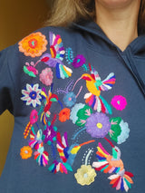 Kaputzenpullover blau-grau bestickt mit Blumen Kolibri Größe 38, 40/42, Hoodie mit Blumenstickerei aus Mexiko, mexikanisch, Sweatshirt mit Tasche, Wandern, Segeln, Relax, Yoga, Bergsteigen, Skifahren, Meditation, Mandala, Chill Outfit, Outdoor, vintage, hippie, weich, spirituell, Zen, BLumenmuster, Blumen pullover, übergroßer Hoodie, Ästhetischer, Outfit inspo, Geschenkidee für Mama, Frau, flower power, Vogel, feelgood, Exotisch, Tiere, romantisch, exotisch, Statement, Frida Kahlo Stil