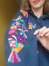 Kaputzenpullover blau-grau bestickt mit Blumen Kolibri Größe 38, 40/42, Hoodie mit Blumenstickerei aus Mexiko, mexikanisch, Sweatshirt mit Tasche, Wandern, Segeln, Relax, Yoga, Bergsteigen, Skifahren, Meditation, Mandala, Chill Outfit, Outdoor, vintage, hippie, weich, spirituell, Zen, BLumenmuster, Blumen pullover, übergroßer Hoodie, Ästhetischer, Outfit inspo, Geschenkidee für Mama, Frau, flower power, Vogel, feelgood, Exotisch, Tiere, romantisch, exotisch, Statement, Frida Kahlo Stil
