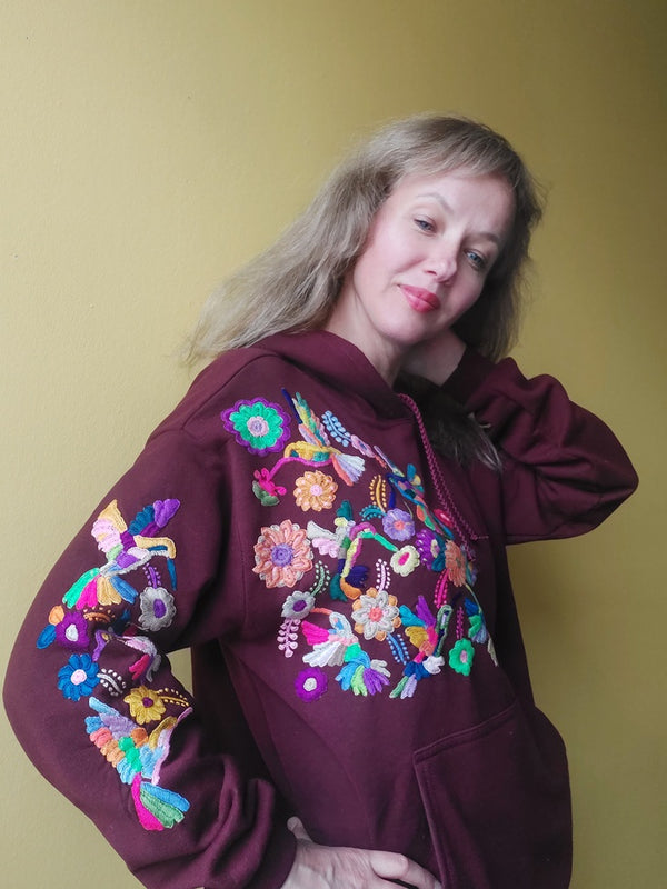 Kaputzenpullover weinrot bestickt mit Blumen Kolibri Größe 38, 40/42, Hoodie mit Blumenstickerei aus Mexiko, mexikanisch, Sweatshirt mit Tasche, Wandern, Segeln, Relax, Yoga, Bergsteigen, Skifahren, Meditation, Mandala, Chill Outfit, Outdoor, vintage, hippie, weich, spirituell, Zen, BLumenmuster, Blumen pullover, übergroßer Hoodie, Ästhetischer, Outfit inspo, Geschenkidee für Mama, Frau, flower power, Vogel, feelgood, Exotisch, Tiere, romantisch, exotisch, Statement, Frida Kahlo Stil, 