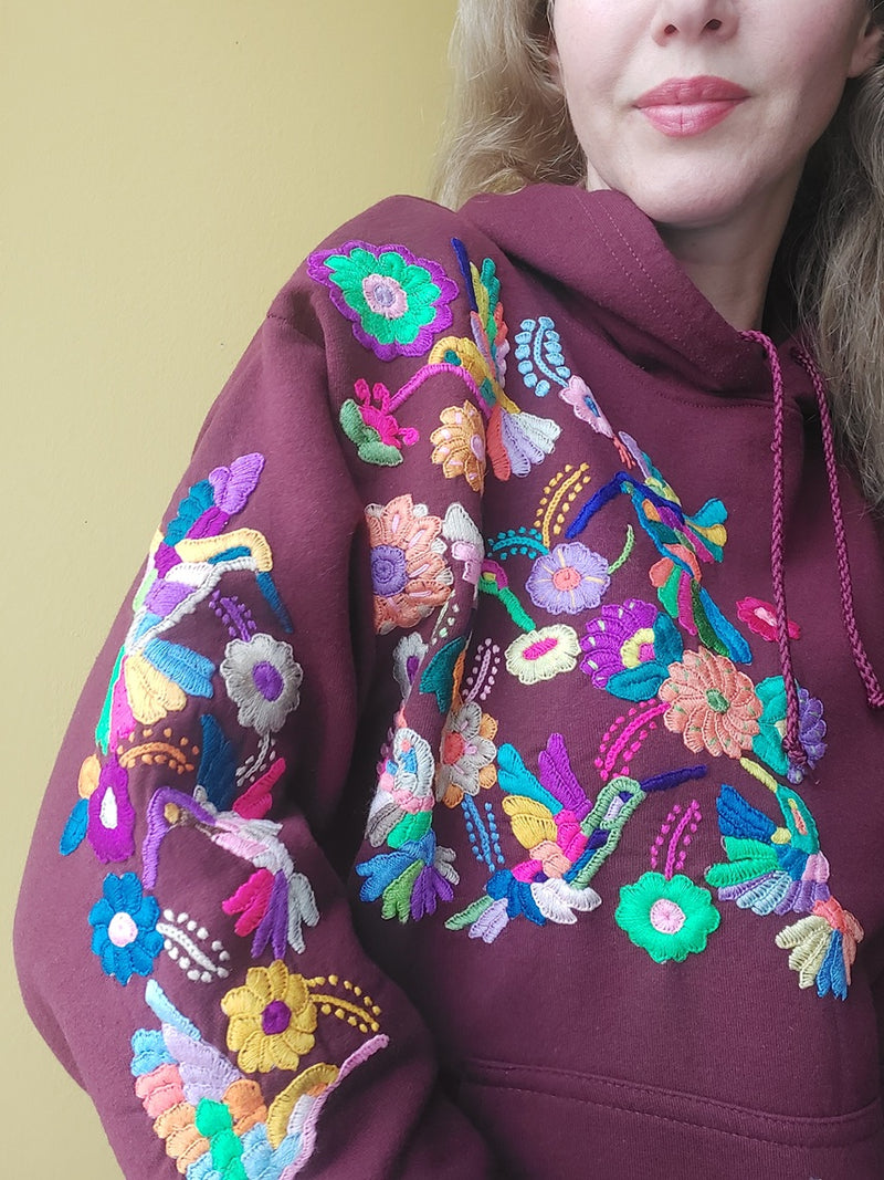 Kaputzenpullover weinrot bestickt mit Blumen Kolibri Größe 38, 40/42, Hoodie mit Blumenstickerei aus Mexiko, mexikanisch, Sweatshirt mit Tasche, Wandern, Segeln, Relax, Yoga, Bergsteigen, Skifahren, Meditation, Mandala, Chill Outfit, Outdoor, vintage, hippie, weich, spirituell, Zen, BLumenmuster, Blumen pullover, übergroßer Hoodie, Ästhetischer, Outfit inspo, Geschenkidee für Mama, Frau, flower power, Vogel, feelgood, Exotisch, Tiere, romantisch, exotisch, Statement, Frida Kahlo Stil, 