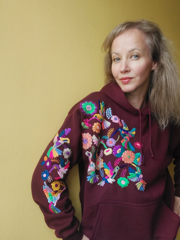 Kaputzenpullover weinrot bestickt mit Blumen Kolibri Größe 38, 40/42, Hoodie mit Blumenstickerei aus Mexiko, mexikanisch, Sweatshirt mit Tasche, Wandern, Segeln, Relax, Yoga, Bergsteigen, Skifahren, Meditation, Mandala, Chill Outfit, Outdoor, vintage, hippie, weich, spirituell, Zen, BLumenmuster, Blumen pullover, übergroßer Hoodie, Ästhetischer, Outfit inspo, Geschenkidee für Mama, Frau, flower power, Vogel, feelgood, Exotisch, Tiere, romantisch, exotisch, Statement, Frida Kahlo Stil, 