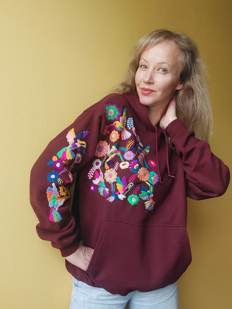 Kaputzenpullover weinrot bestickt mit Blumen Kolibri Größe 38, 40/42, Hoodie mit Blumenstickerei aus Mexiko, mexikanisch, Sweatshirt mit Tasche, Wandern, Segeln, Relax, Yoga, Bergsteigen, Skifahren, Meditation, Mandala, Chill Outfit, Outdoor, vintage, hippie, weich, spirituell, Zen, BLumenmuster, Blumen pullover, übergroßer Hoodie, Ästhetischer, Outfit inspo, Geschenkidee für Mama, Frau, flower power, Vogel, feelgood, Exotisch, Tiere, romantisch, exotisch, Statement, Frida Kahlo Stil, 