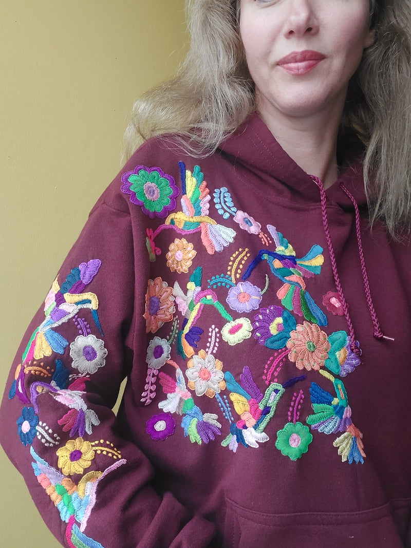 Kaputzenpullover weinrot bestickt mit Blumen Kolibri Größe 38, 40/42, Hoodie mit Blumenstickerei aus Mexiko, mexikanisch, Sweatshirt mit Tasche, Wandern, Segeln, Relax, Yoga, Bergsteigen, Skifahren, Meditation, Mandala, Chill Outfit, Outdoor, vintage, hippie, weich, spirituell, Zen, BLumenmuster, Blumen pullover, übergroßer Hoodie, Ästhetischer, Outfit inspo, Geschenkidee für Mama, Frau, flower power, Vogel, feelgood, Exotisch, Tiere, romantisch, exotisch, Statement, Frida Kahlo Stil, 