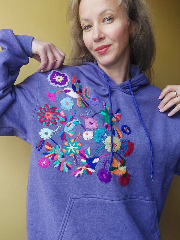 Kaputzenpullover bestickt mit Blumen und Kolibri lila Größe 38, 40/42, Hoodie mit Blumenstickerei aus Mexiko, mexikanisch, Sweatshirt mit Tasche, Wandern, Segeln, Relax, Yoga, Bergsteigen, Skifahren, Meditation, Mandala, Chill Outfit, Outdoor, vintage, hippie, weich, spirituell, Zen, BLumenmuster, Blumen pullover, übergroßer Hoodie, Ästhetischer, Outfit inspo, Geschenkidee für Mama, Frau, flower power, Vogel, feelgood, Exotisch, Tiere, romantisch, exotisch, Statement, Frida Kahlo Stil, 