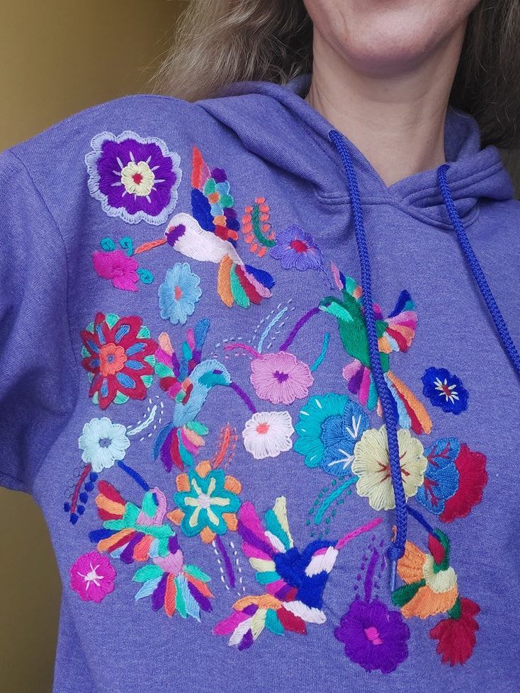 Kaputzenpullover bestickt mit Blumen und Kolibri lila Größe 38, 40/42, Hoodie mit Blumenstickerei aus Mexiko, mexikanisch, Sweatshirt mit Tasche, Wandern, Segeln, Relax, Yoga, Bergsteigen, Skifahren, Meditation, Mandala, Chill Outfit, Outdoor, vintage, hippie, weich, spirituell, Zen, BLumenmuster, Blumen pullover, übergroßer Hoodie, Ästhetischer, Outfit inspo, Geschenkidee für Mama, Frau, flower power, Vogel, feelgood, Exotisch, Tiere, romantisch, exotisch, Statement, Frida Kahlo Stil, 
