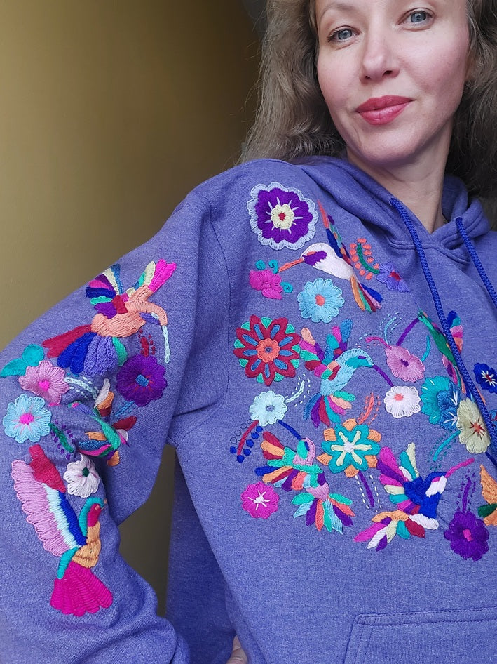 Kaputzenpullover bestickt mit Blumen und Kolibri lila Größe 38, 40/42, Hoodie mit Blumenstickerei aus Mexiko, mexikanisch, Sweatshirt mit Tasche, Wandern, Segeln, Relax, Yoga, Bergsteigen, Skifahren, Meditation, Mandala, Chill Outfit, Outdoor, vintage, hippie, weich, spirituell, Zen, BLumenmuster, Blumen pullover, übergroßer Hoodie, Ästhetischer, Outfit inspo, Geschenkidee für Mama, Frau, flower power, Vogel, feelgood, Exotisch, Tiere, romantisch, exotisch, Statement, Frida Kahlo Stil, 