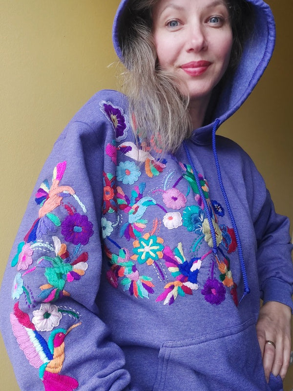 Kaputzenpullover bestickt mit Blumen und Kolibri lila Größe 38, 40/42, Hoodie mit Blumenstickerei aus Mexiko, mexikanisch, Sweatshirt mit Tasche, Wandern, Segeln, Relax, Yoga, Bergsteigen, Skifahren, Meditation, Mandala, Chill Outfit, Outdoor, vintage, hippie, weich, spirituell, Zen, BLumenmuster, Blumen pullover, übergroßer Hoodie, Ästhetischer, Outfit inspo, Geschenkidee für Mama, Frau, flower power, Vogel, feelgood, Exotisch, Tiere, romantisch, exotisch, Statement, Frida Kahlo Stil, 