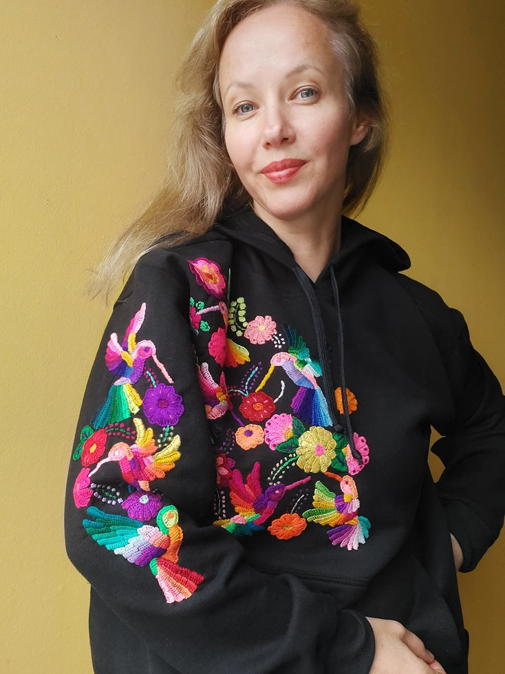Pullover mit Kaputze schwarz bestickt mit Blumen Kolibri Regenbogenfarben Größe 38, 40/42, Hoodie mit Blumenstickerei aus Mexiko, mexikanisch, Sweatshirt mit Tasche, Wandern, Segeln, Relax, Yoga, Bergsteigen, Skifahren, Meditation, Mandala, Chill Outfit, Outdoor, vintage, hippie, weich, spirituell, Zen, BLumenmuster, Blumen pullover, übergroßer Hoodie, Ästhetischer, Outfit inspo, Geschenkidee für Mama, Frau, flower power, Vogel, feelgood, Exotisch, Tiere, romantisch, exotisch, Statement, Frida Kahlo Stil