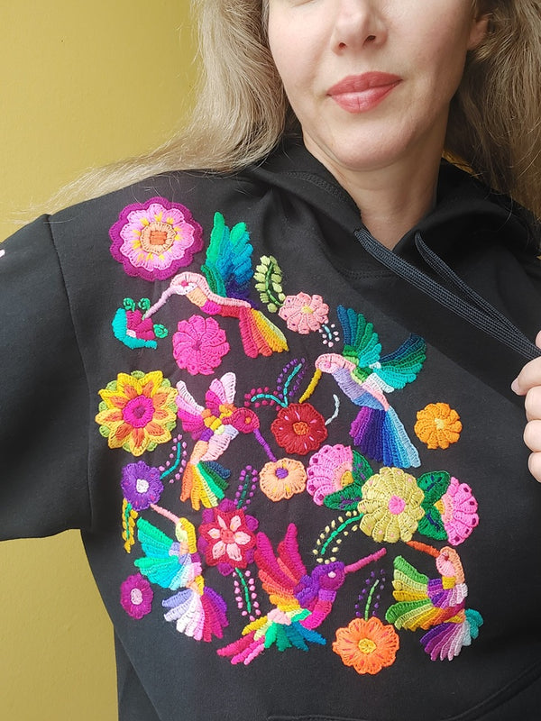 Pullover mit Kaputze schwarz bestickt mit Blumen Kolibri Regenbogenfarben Größe 38, 40/42, Hoodie mit Blumenstickerei aus Mexiko, mexikanisch, Sweatshirt mit Tasche, Wandern, Segeln, Relax, Yoga, Bergsteigen, Skifahren, Meditation, Mandala, Chill Outfit, Outdoor, vintage, hippie, weich, spirituell, Zen, BLumenmuster, Blumen pullover, übergroßer Hoodie, Ästhetischer, Outfit inspo, Geschenkidee für Mama, Frau, flower power, Vogel, feelgood, Exotisch, Tiere, romantisch, exotisch, Statement, Frida Kahlo Stil