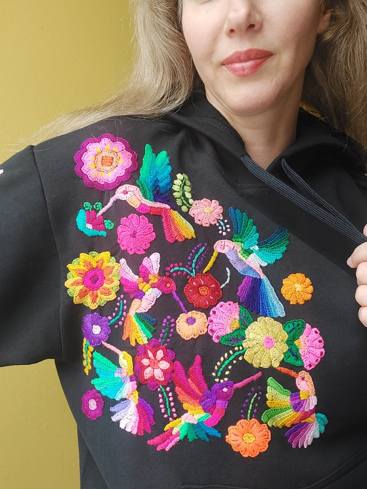 Pullover mit Kaputze schwarz bestickt mit Blumen Kolibri Regenbogenfarben Größe 38, 40/42, Hoodie mit Blumenstickerei aus Mexiko, mexikanisch, Sweatshirt mit Tasche, Wandern, Segeln, Relax, Yoga, Bergsteigen, Skifahren, Meditation, Mandala, Chill Outfit, Outdoor, vintage, hippie, weich, spirituell, Zen, BLumenmuster, Blumen pullover, übergroßer Hoodie, Ästhetischer, Outfit inspo, Geschenkidee für Mama, Frau, flower power, Vogel, feelgood, Exotisch, Tiere, romantisch, exotisch, Statement, Frida Kahlo Stil