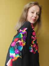 Pullover mit Kaputze schwarz bestickt mit Blumen Kolibri Regenbogenfarben Größe 38, 40/42, Hoodie mit Blumenstickerei aus Mexiko, mexikanisch, Sweatshirt mit Tasche, Wandern, Segeln, Relax, Yoga, Bergsteigen, Skifahren, Meditation, Mandala, Chill Outfit, Outdoor, vintage, hippie, weich, spirituell, Zen, BLumenmuster, Blumen pullover, übergroßer Hoodie, Ästhetischer, Outfit inspo, Geschenkidee für Mama, Frau, flower power, Vogel, feelgood, Exotisch, Tiere, romantisch, exotisch, Statement, Frida Kahlo Stil