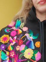 Pullover mit Kaputze schwarz bestickt mit Blumen Kolibri Regenbogenfarben Größe 38, 40/42, Hoodie mit Blumenstickerei aus Mexiko, mexikanisch, Sweatshirt mit Tasche, Wandern, Segeln, Relax, Yoga, Bergsteigen, Skifahren, Meditation, Mandala, Chill Outfit, Outdoor, vintage, hippie, weich, spirituell, Zen, BLumenmuster, Blumen pullover, übergroßer Hoodie, Ästhetischer, Outfit inspo, Geschenkidee für Mama, Frau, flower power, Vogel, feelgood, Exotisch, Tiere, romantisch, exotisch, Statement, Frida Kahlo Stil