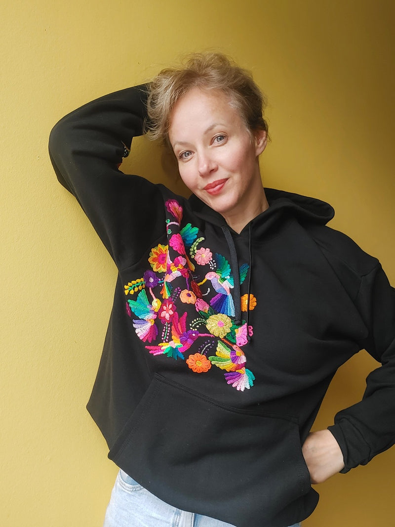 Hoodie (schwarz) mit Stickerei Kolibri Blumen Regenbogen Stil