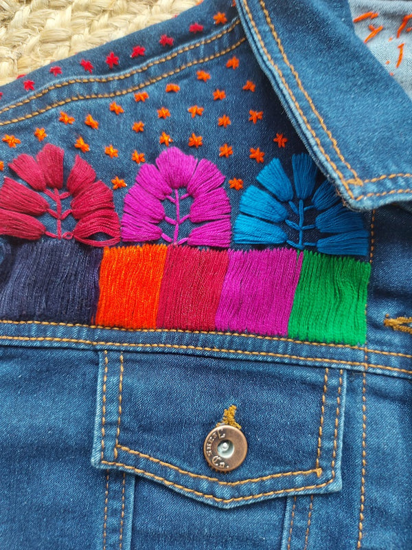 Jeansjacke mit Stickerei Kunsthandwerk mexiko mexikanisch, Blumen, Mais, Chiapas, Oaxaca, Mode, Bekleidung, Jacke, Handbestickt, Handarbeit, mexican fashion, handmade, embroidery