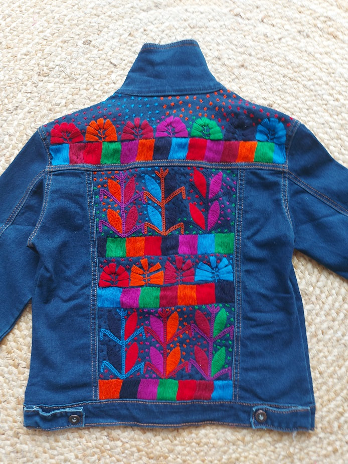 Jeansjacke mit Stickerei Kunsthandwerk mexiko mexikanisch, Blumen, Mais, Chiapas, Oaxaca, Mode, Bekleidung, Jacke, Handbestickt, Handarbeit, mexican fashion, handmade, embroidery