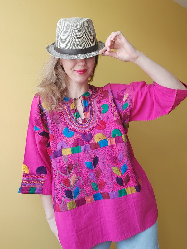 mexikanische Bluse, handbestickte Bluse,
traditionelle mexikanische Bluse,
bestickte Bluse Mexiko, bunte Bluse Mexiko, Boho Bluse, Bluse aus Mexiko handgemacht, Ethno Bluse, Huipil Bluse, Frida Kahlo Bluse, mexikanische Mode Damen, Bluse mit Blumenmuster, Sommerbluse Baumwolle,
Festival Bluse, Bluse mit Stickerei, blouse mexicaine brodée, blouse traditionnelle du Mexique, blouse artisanale mexicaine, blouse bohème mexicaine, pink