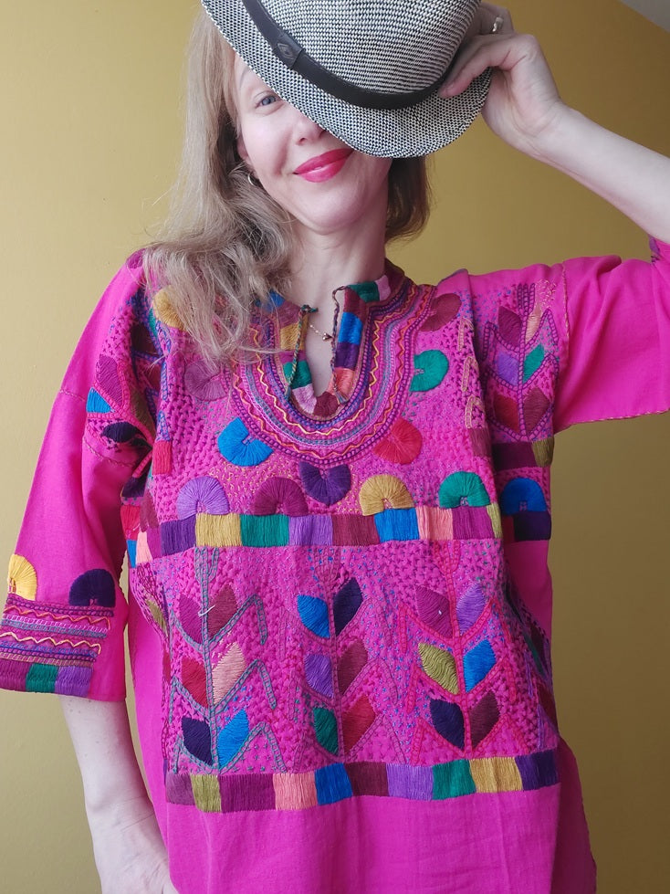 mexikanische Bluse, handbestickte Bluse,
traditionelle mexikanische Bluse,
bestickte Bluse Mexiko, bunte Bluse Mexiko, Boho Bluse, Bluse aus Mexiko handgemacht, Ethno Bluse, Huipil Bluse, Frida Kahlo Bluse, mexikanische Mode Damen, Bluse mit Blumenmuster, Sommerbluse Baumwolle,
Festival Bluse, Bluse mit Stickerei, blouse mexicaine brodée, blouse traditionnelle du Mexique, blouse artisanale mexicaine, blouse bohème mexicaine, pink