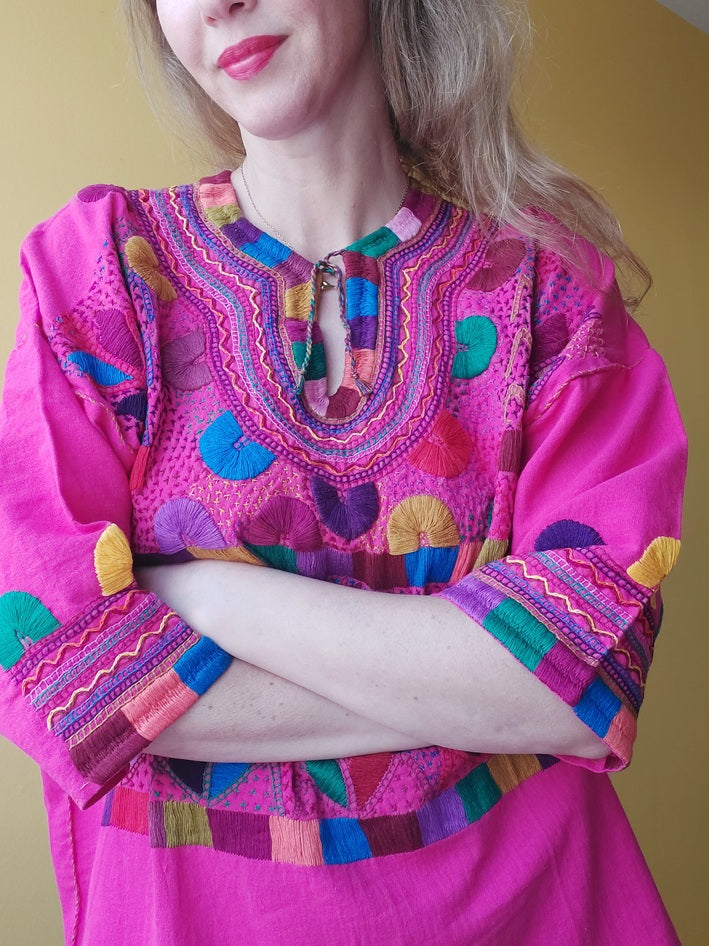 mexikanische Bluse, handbestickte Bluse,
traditionelle mexikanische Bluse,
bestickte Bluse Mexiko, bunte Bluse Mexiko, Boho Bluse, Bluse aus Mexiko handgemacht, Ethno Bluse, Huipil Bluse, Frida Kahlo Bluse, mexikanische Mode Damen, Bluse mit Blumenmuster, Sommerbluse Baumwolle,
Festival Bluse, Bluse mit Stickerei, blouse mexicaine brodée, blouse traditionnelle du Mexique, blouse artisanale mexicaine, blouse bohème mexicaine, pink