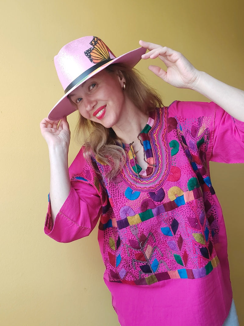 mexikanische Bluse, handbestickte Bluse,
traditionelle mexikanische Bluse,
bestickte Bluse Mexiko, bunte Bluse Mexiko, Boho Bluse, Bluse aus Mexiko handgemacht, Ethno Bluse, Huipil Bluse, Frida Kahlo Bluse, mexikanische Mode Damen, Bluse mit Blumenmuster, Sommerbluse Baumwolle,
Festival Bluse, Bluse mit Stickerei, blouse mexicaine brodée, blouse traditionnelle du Mexique, blouse artisanale mexicaine, blouse bohème mexicaine, pink