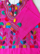 mexikanische Bluse, handbestickte Bluse,
traditionelle mexikanische Bluse,
bestickte Bluse Mexiko, bunte Bluse Mexiko, Boho Bluse, Bluse aus Mexiko handgemacht, Ethno Bluse, Huipil Bluse, Frida Kahlo Bluse, mexikanische Mode Damen, Bluse mit Blumenmuster, Sommerbluse Baumwolle,
Festival Bluse, Bluse mit Stickerei, blouse mexicaine brodée, blouse traditionnelle du Mexique, blouse artisanale mexicaine, blouse bohème mexicaine, pink