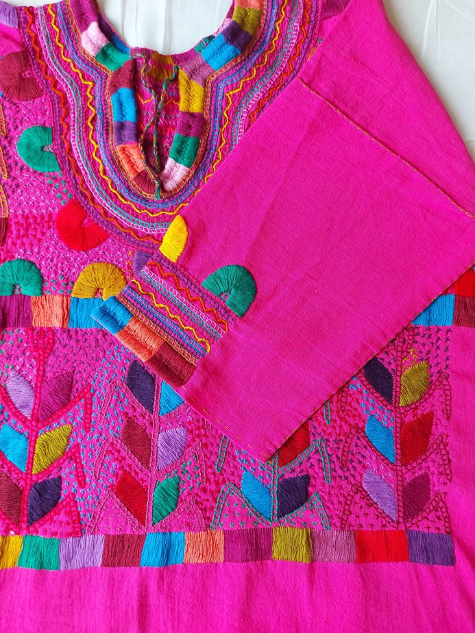 mexikanische Bluse, handbestickte Bluse,
traditionelle mexikanische Bluse,
bestickte Bluse Mexiko, bunte Bluse Mexiko, Boho Bluse, Bluse aus Mexiko handgemacht, Ethno Bluse, Huipil Bluse, Frida Kahlo Bluse, mexikanische Mode Damen, Bluse mit Blumenmuster, Sommerbluse Baumwolle,
Festival Bluse, Bluse mit Stickerei, blouse mexicaine brodée, blouse traditionnelle du Mexique, blouse artisanale mexicaine, blouse bohème mexicaine, pink